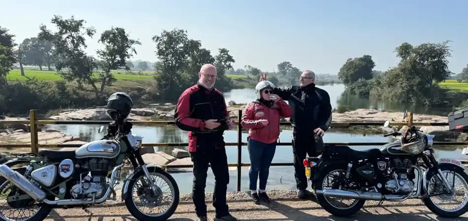 Motorradreise mit Royal Enfield durch Zentralindien | Indian Rides Reisende mit Royal Enfield Motorrädern auf einer geführten Motorradreise durch Zentralindien mit Indian Rides