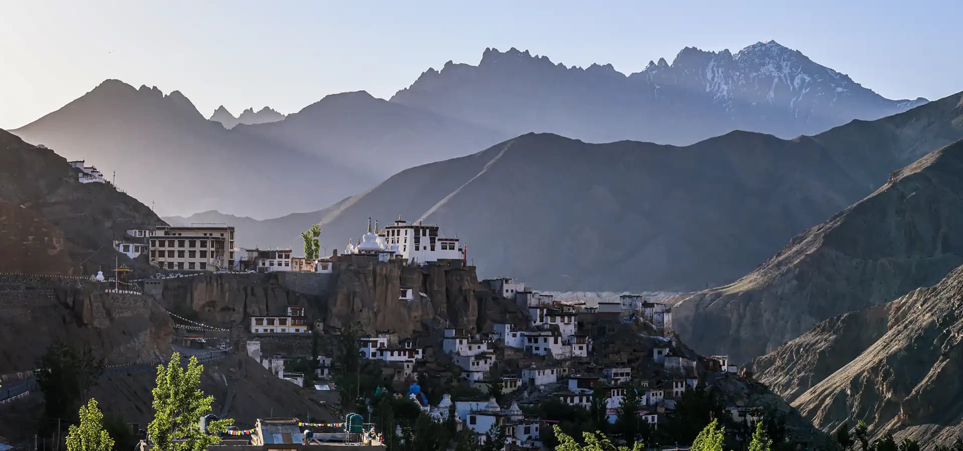 Indian Rides – Buddhistische Klöster im Herzen Ladakhs Traditionelles Dorf und buddhistisches Kloster inmitten der majestätischen Berge Ladakhs im Himalaya