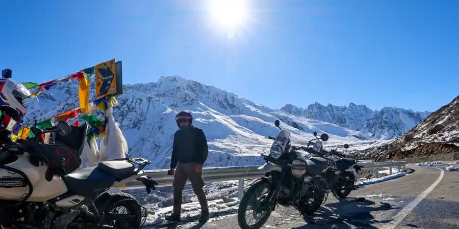 Traditionelles Dorf und buddhistisches Kloster inmitten der majestätischen Berge Ladakhs im Himalaya Traditionelles Dorf und buddhistisches Kloster inmitten der majestätischen Berge Ladakhs im Himalaya