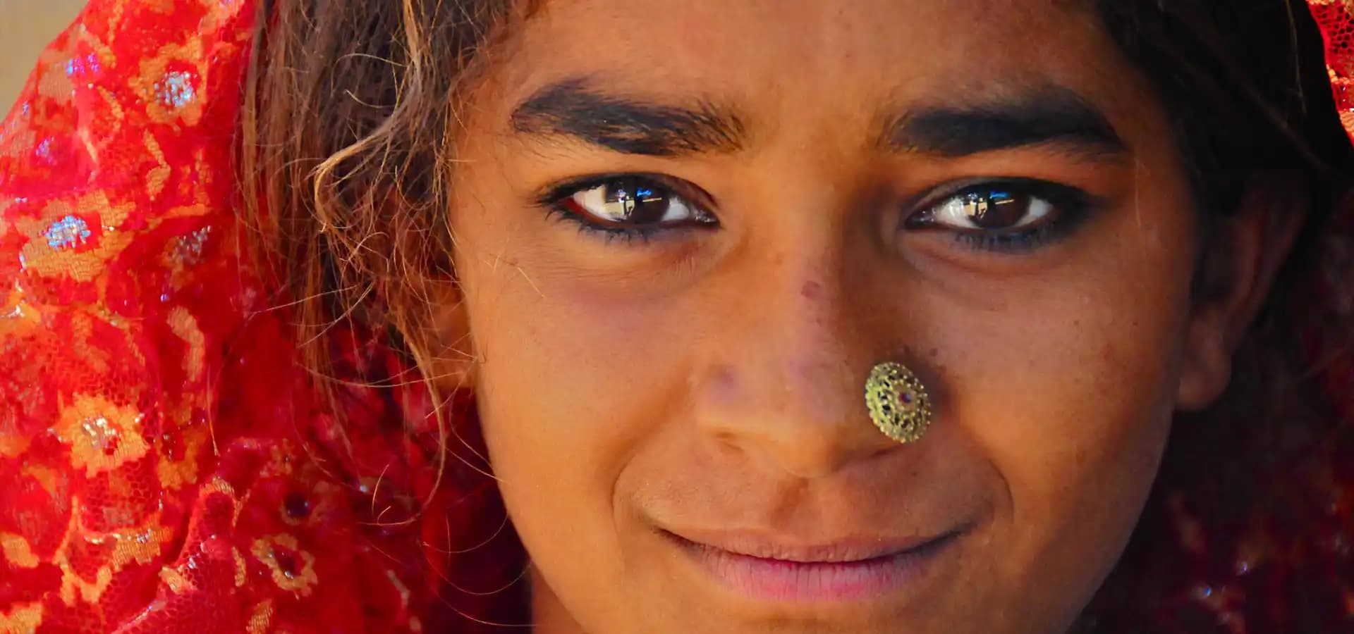 Büffelherde mit einem Hirten auf einer ländlichen Straße in Indien Büffelherde mit einem Hirten auf einer ländlichen Straße in Indien