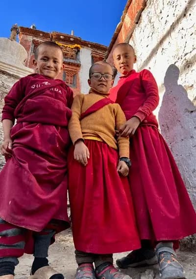 Jonge boeddhistische monniken in Ladakh onge boeddhistische monniken in een klooster in Ladakh